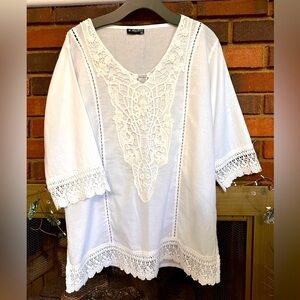 🛍️ 3/4 sleeve lace trimmed top with clean and excellent condition.